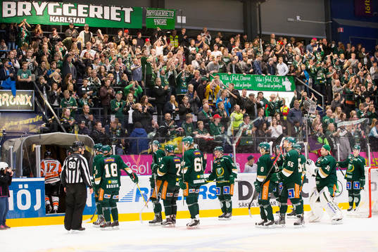 Färjestads supporters på läktaren jublar åt spelarna