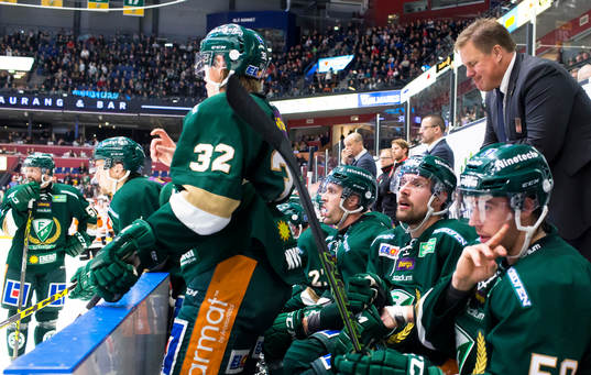 Färjestads sportchef Leif Carlsson med spelarna i båset
