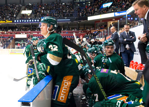 Färjestads Magnus Nygren hänger över sergeanten