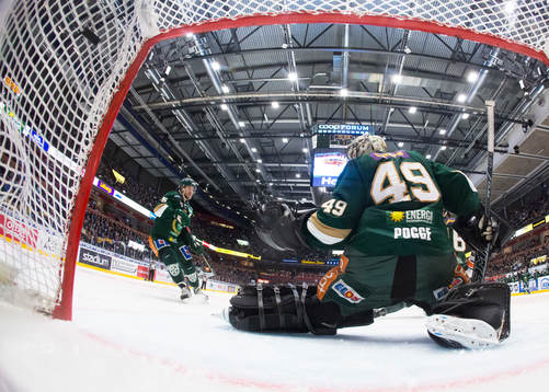 Färjestads målvakt Justin Pogge släpper in pucken