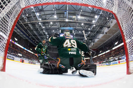 Pucken ligger mellan benskydden på Färjestads målvakt