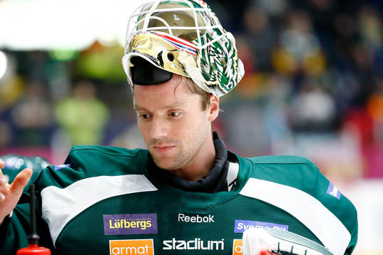 Färjestads målvakt Lars Haugen med mask i pannan