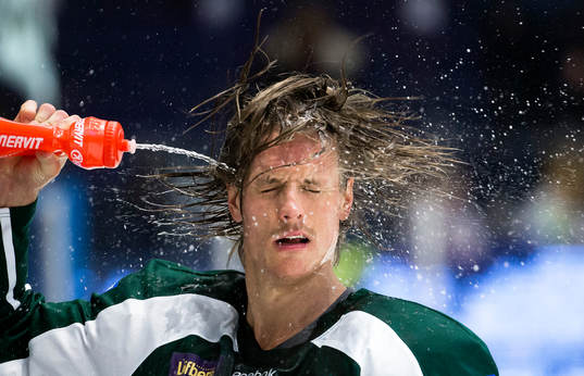 Färjestads Magnus Nygren svalkar sig