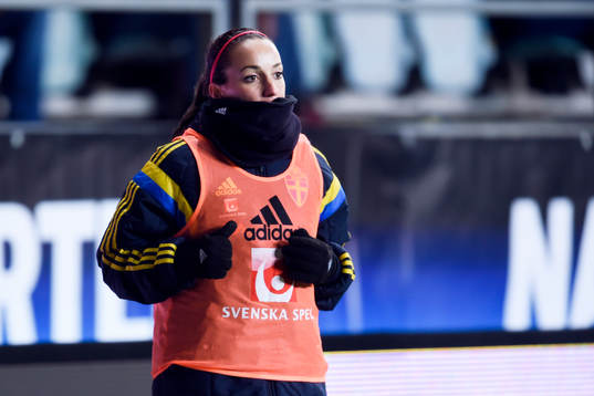 Sveriges Kosovare Asllani värmer upp vid sidan av planen