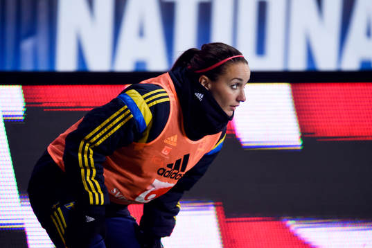 Sveriges Kosovare Asllani värmer upp vid sidan av planen