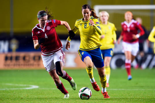 Danmarks Sofie Junge Pedersen och Sveriges Lotta Schelin