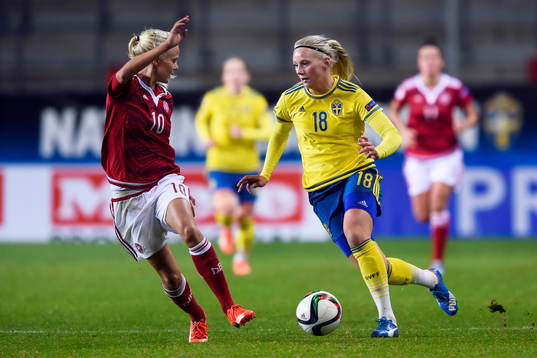Danmarks Pernille Harder och Sveriges Stina Blackstenius