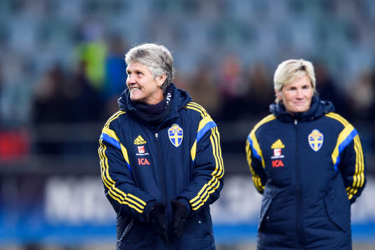 Sveriges förbundskapten Pia Sundhage och assisterande