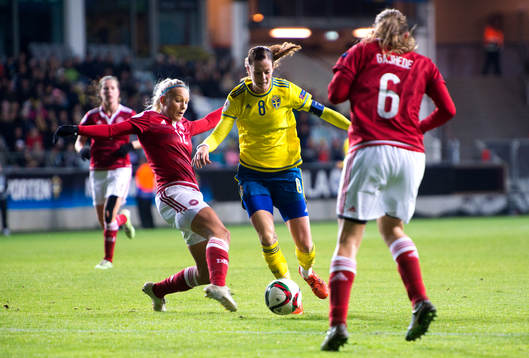 Danmarks Stine Larsen i kamp om bollen med Sveriges Lotta