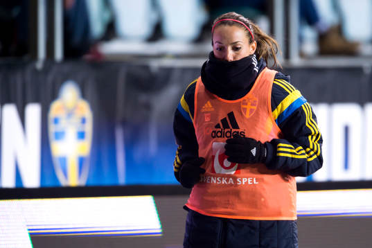 Sveriges Kosovare Asllani värmer upp vid sidan av planen