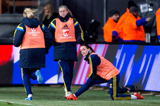 Sveriges Kosovare Asllani värmer vid sidan av planen