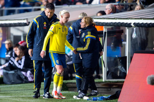 Sveriges Caroline Seger tas om hand av läkare Mats