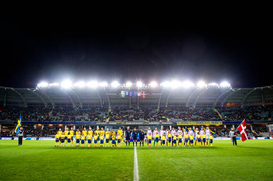 Sveriges och Danmarks spelare står uppställda vid lineup