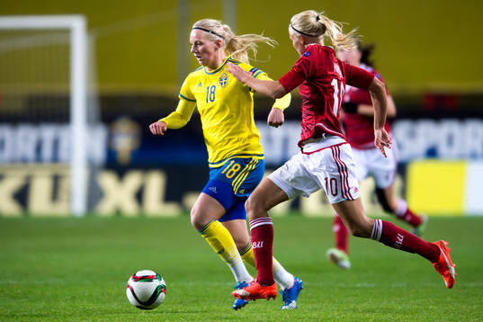 Sveriges Stina Blackstenius och Danmarks Pernille Harder