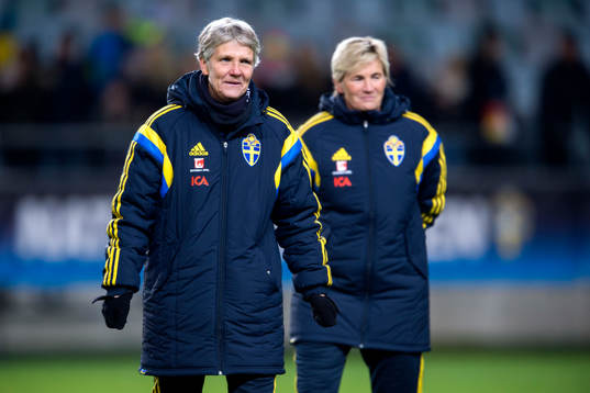Sveriges förbundskapten Pia Sundhage och assisterande