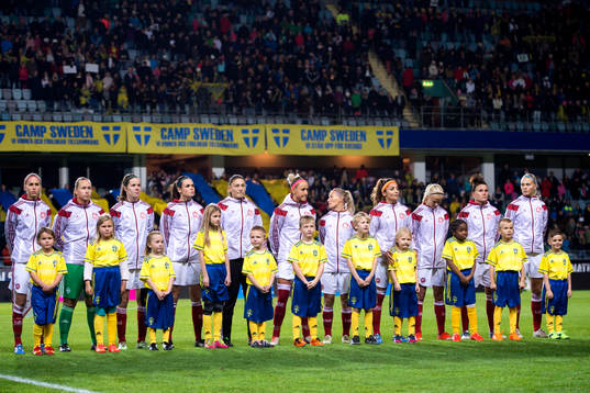Danmarks spelare vid lineup innan EM-kvalmatchen i fotboll