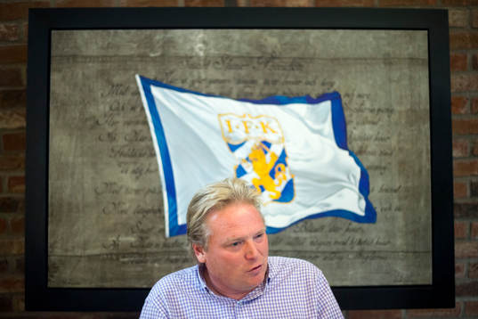 IFK Göteborgs tränare Jörgen Lennartsson blir intervjuad