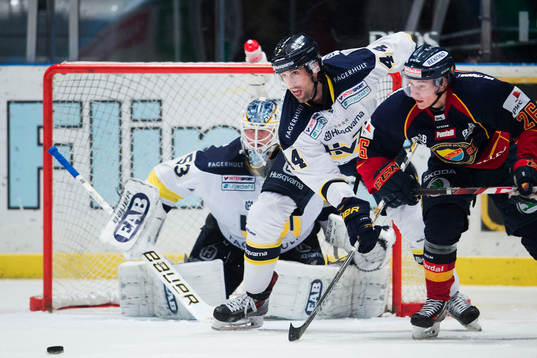s Ryan O´Byrne och målvakt Fredrik Pettersson-Wentzel