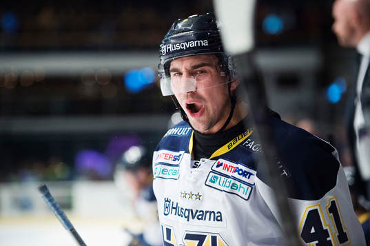 s Chris Campoli skriker på domaren