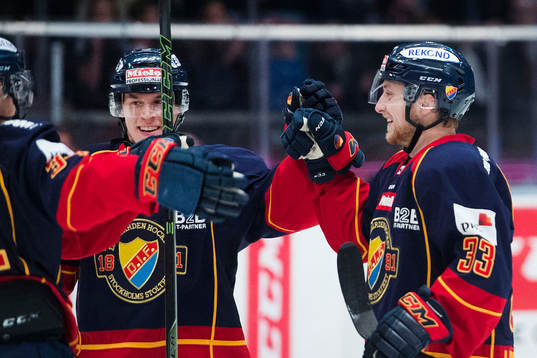 Djurgårdens Linus Hultström (th) jublar med Tomi Sallinen