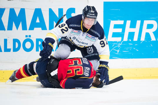 s Teemu Laine trycker ner Djurgårdens Marcus Sörensen