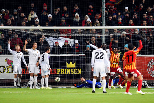 Östersunds målvakt Aly Keita deppar och Syrianskas