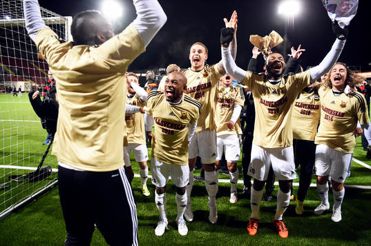 Östersundsspelarna jublar