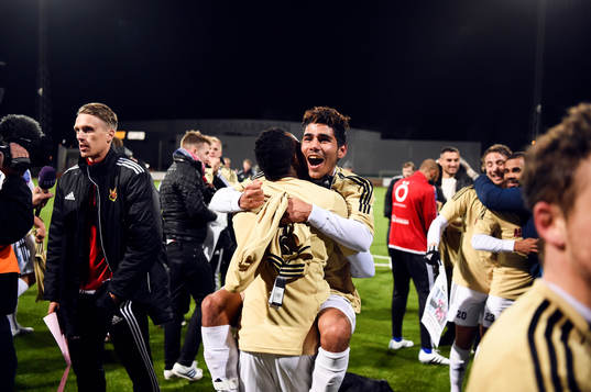 Östersundsspelarna med Hosam Aiesh jublar