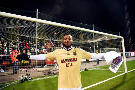 Östersunds Michael Omoh jublar