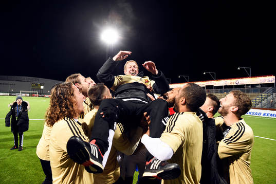 Östersundsspelarna hissar tränare Graham Potter