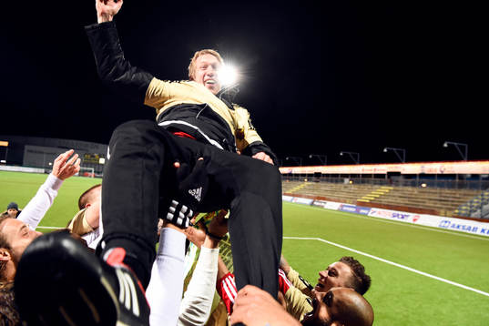 Östersundsspelarna hissar tränare Graham Potter