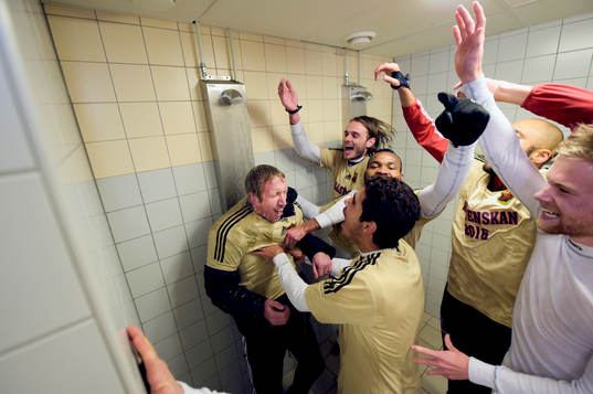 Östersundsspelarna duschar tränare Graham Potter