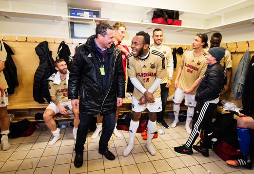 Östersunds sportchef Daniel Kindberg skrattar med Michael
