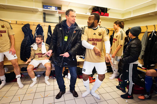 Östersunds sportchef Daniel Kindberg dansar med Michael