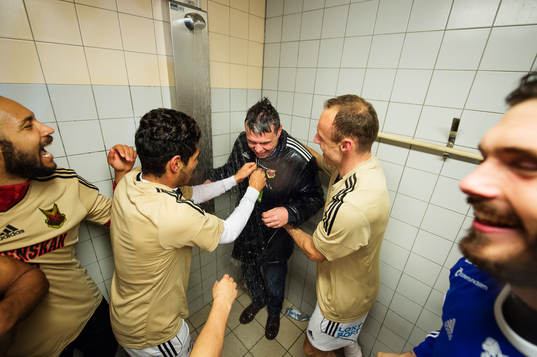 Östersunds sportchef Daniel Kindberg blir duschad i