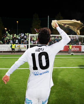 Östersunds Hosam Aiesh jublar