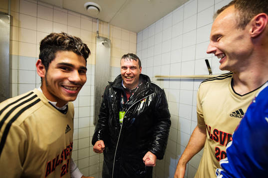 Östersunds sportchef Daniel Kindberg blir duschad i