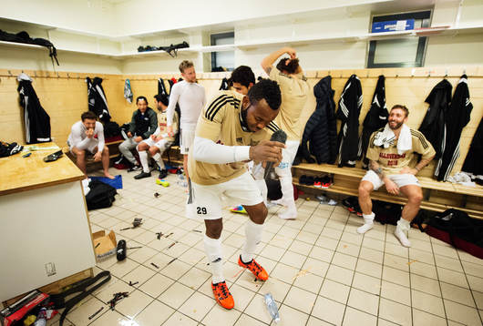 Östersunds Michael Omoh dansar i omklädningsrummet