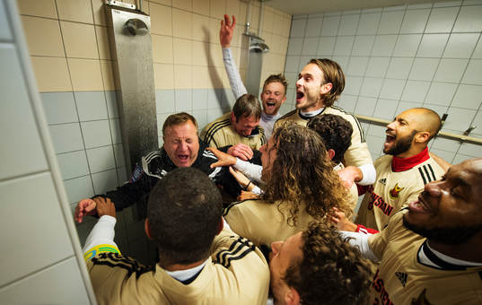 Östersundsspelarna duschar assisterande tränare Billy