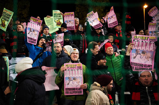 Supportrar till Östersund håller upp löpseldar