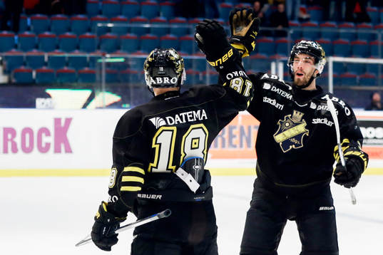 s Andreas Hjelm firar 1-1 med Markus Lauridsen