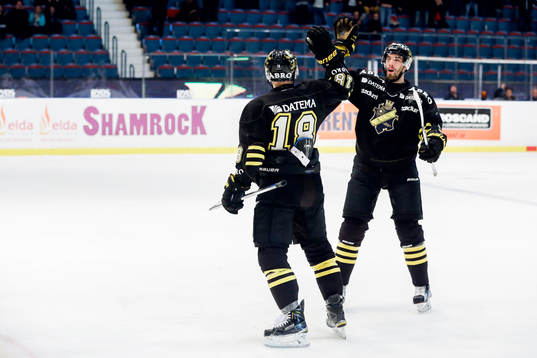 s Andreas Hjelm firar 1-1 med Markus Lauridsen