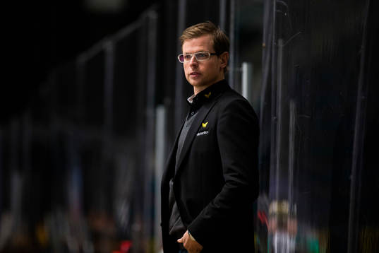 Västerås tränare Martin Filander innan ishockeymatchen i