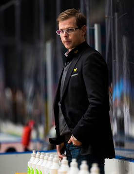Västerås tränare Martin Filander innan ishockeymatchen i