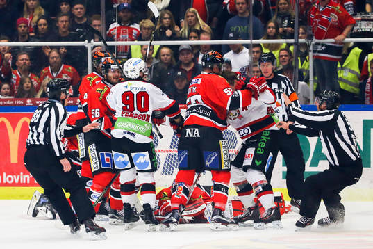Gruff framför Örebros målvakt Julius Hudacek