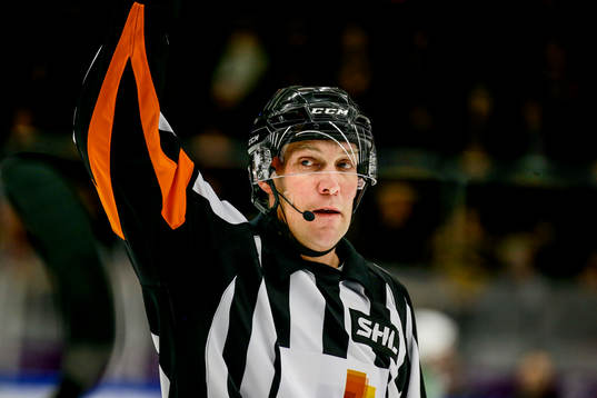 Domaren Morgan Johansson med headset