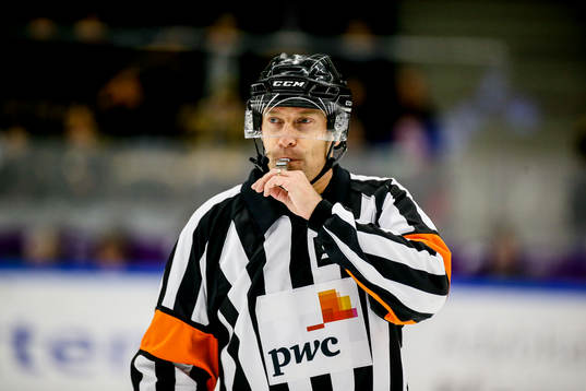 Domaren Sören Persson med headset