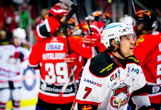 Örebros Anders Eriksson gör 1-1 och jublar bakom deppande