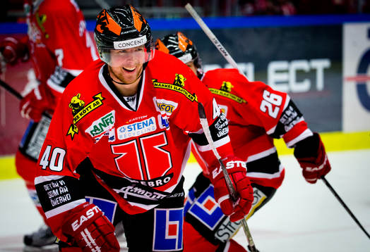 Örebros Anders Eriksson gör 1-1 och jublar