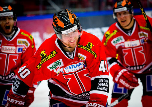 Örebros Anders Eriksson gör 1-1 och jublar